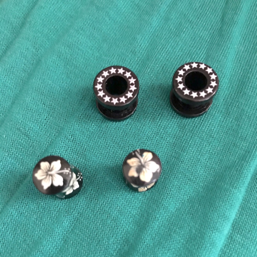 Two Pairs of Ear gauges Ear plugs size 0 gauge